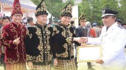 Bupati Irham Kalenggo Serahkan Penghargaan untuk Desa Wunduwatu