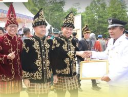 Bupati Irham Kalenggo Serahkan Penghargaan untuk Desa Wunduwatu