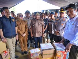 Mentan RI Amran Sulaiman Salurkan Bantuan Korban Banjir di Kota Kendari