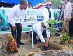 Bupati Busel Adios Tanam Pohon Lakukan Penghijaun  di Bandar Batauga