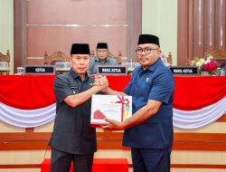 Gubernur Sultra Serahkan Ranperda Pertanggungjawaban  APBD Tahun Anggaran 2025 kepada DPRD