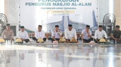 Gubernur Sultra Kukuhkan Pengurus Masjid Al-Alam